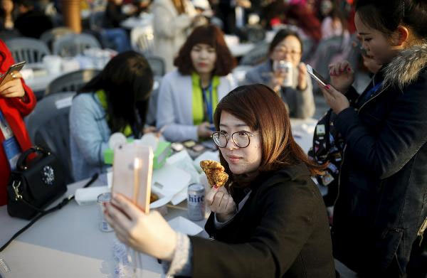 Cả công ty hàng nghìn người sang Hàn để ăn uống như phim