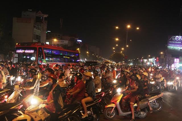 Cửa ngõ Sài Gòn kẹt xe hàng giờ chiều cuối tuần