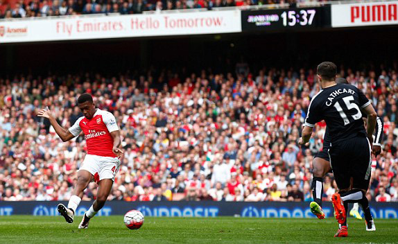 Iwobi ghi bàn nâng tỷ số lên 2-0