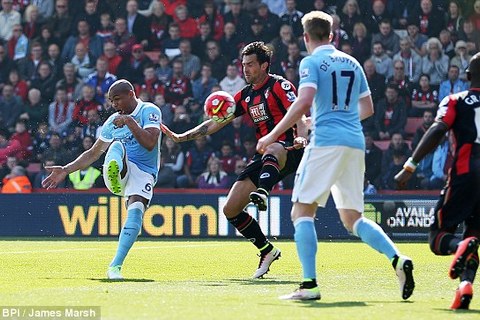 Hàng Công rực sáng, Man City thắng lớn trên sân nhà