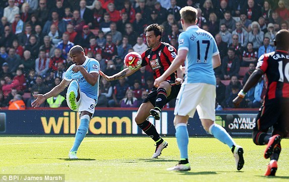 Hàng Công rực sáng, Man City thắng lớn trên sân nhà