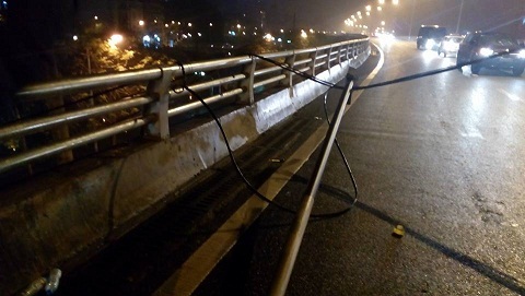 Đổ cột điện bằng tre trên đường 6 ngàn tỷ, xe máy gặp họa