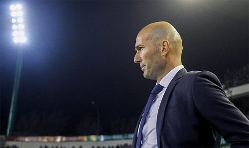 HLV Zidane lăn ra sân sau pha bỏ lỡ của Ronaldo