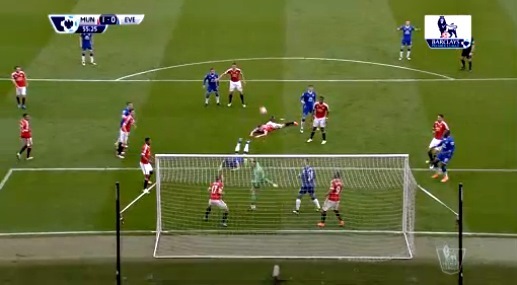 Jagielka đánh đầu dội xà ngang của MU