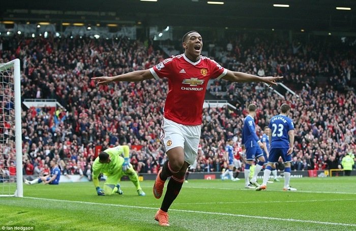 Martial lóe sáng, Man Utd áp sát top 4