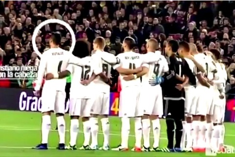 CĐV Barca chế giễu Ronaldo trong phút mặc niệm Johan Cruyff