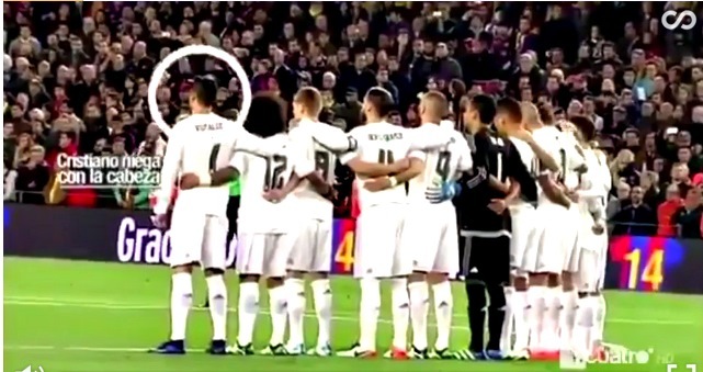 CĐV Barca chế giễu Ronaldo trong phút mặc niệm Johan Cruyff