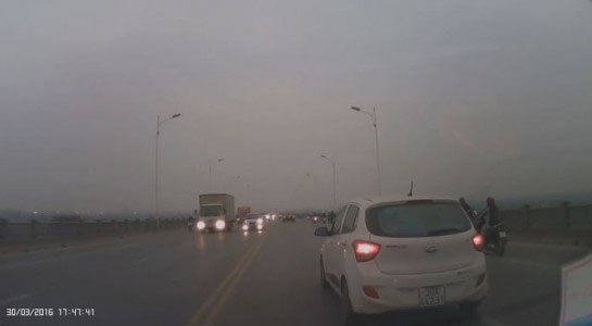 Clip hai ô tô rượt đuổi, chèn nhau trên cầu đông đúc