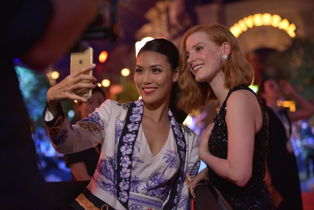 Lan Khuê khoe hình selfie với minh tinh Jessica Chastain ở Singapore