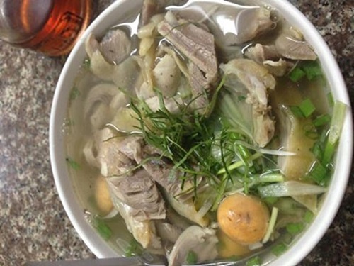 Bát phở 300 nghìn ở Hà Nội: Khách hàng ăn gà tiến vua?