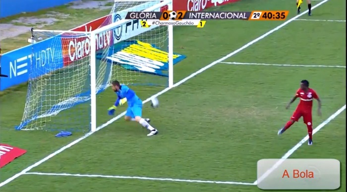 Khung thành bị yểm bùa, thủ môn cản phá penalty kiểu khó đỡ