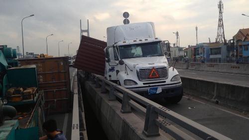 Thót tim cảnh xe container 'đại náo' cầu Phú Mỹ