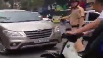 Innova đâm CSGT rồi bỏ chạy