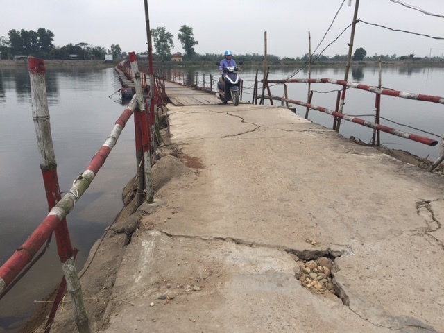 'Treo' tính mạng trên cầu mục qua sông Thạch Hãn