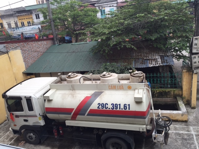 Rút 80 triệu mua gần 9.000 lít xăng lậu vẫy bán dọc đường?