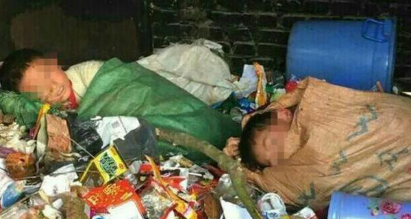 Thực hư ảnh cô giáo chụp học sinh ngủ trong đống rác