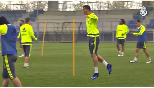 Ronaldo phấn khích hò hét, nhảy tưng tửng trên sân tập
