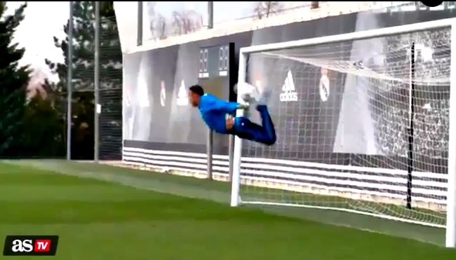 Navas tái hiện tuyệt kỹ cản phá kiểu bọ cạp của Rene Higuita