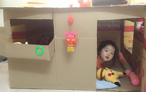 Cha mẹ Việt ‘sốt’ làm nhà đồ chơi bằng bìa chỉ 5000 đồng cho con