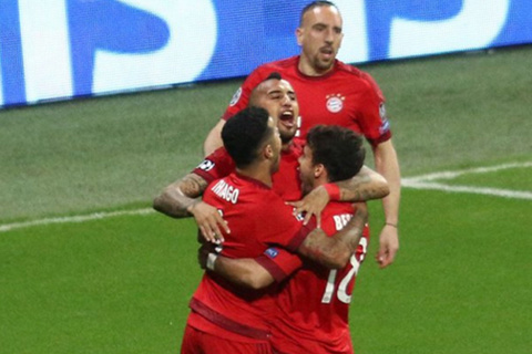 Vidal đánh đầu mở tỷ số cho Bayern Munich