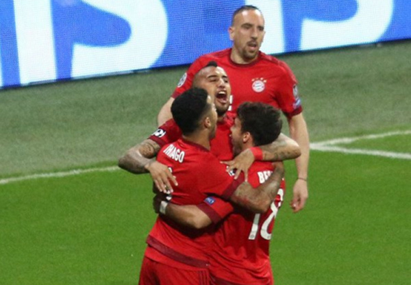 Vidal đánh đầu mở tỷ số cho Bayern Munich