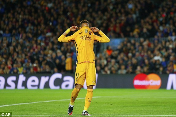 Neymar đánh đầu vọt xà ngang