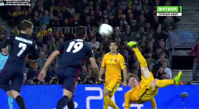 Messi móc bóng đi sạt cột dọc