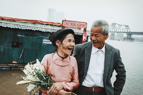 Ông già vớt xác ở sông Hồng xăm chuyện tình lên tay