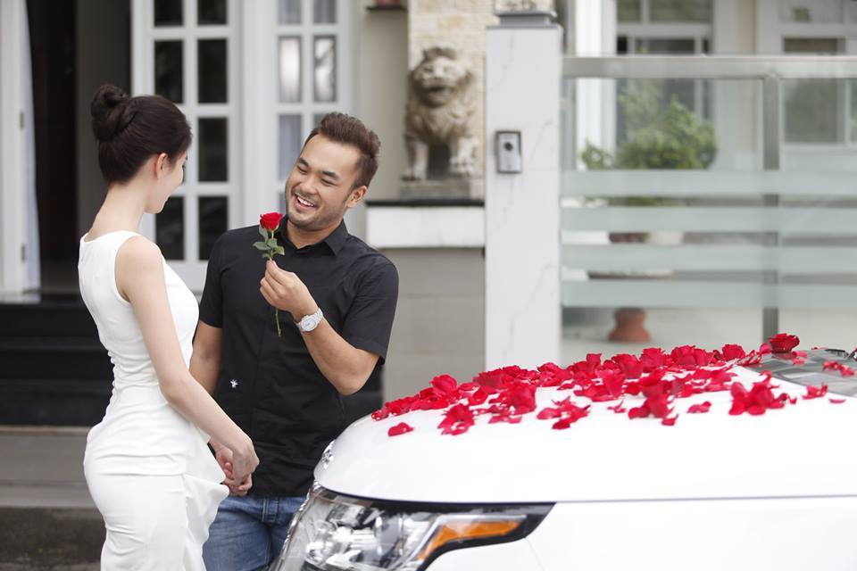 Phản ứng lạ của Ngọc Trinh khi nhận quà từ đại gia