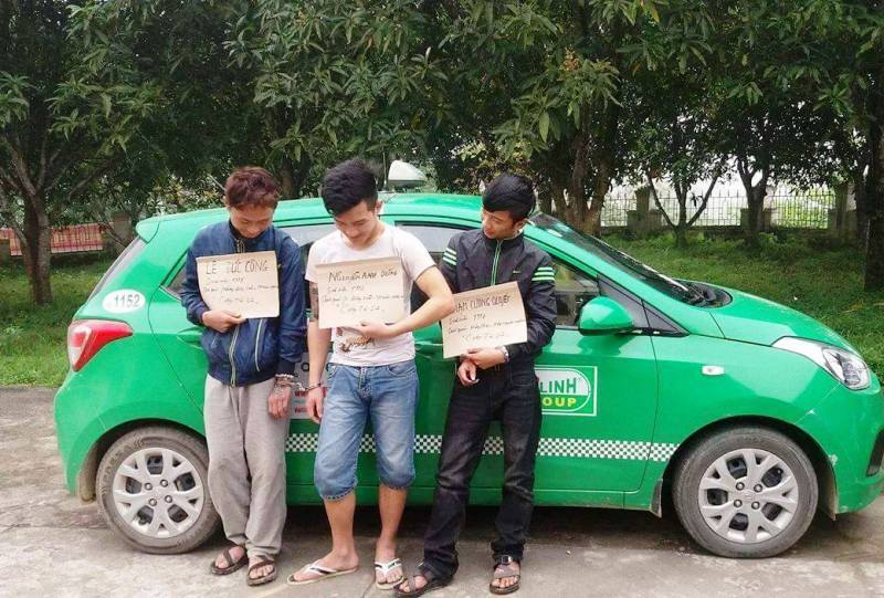 Bị vây bắt, 3 kẻ cướp taxi đâm hung khí vào công an