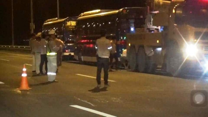 Tạm giữ xe khách chắn cao tốc HN-HP