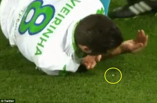 Lĩnh cùi chỏ của Toni Kroos, hậu vệ Wolfsburg nhổ ra...răng
