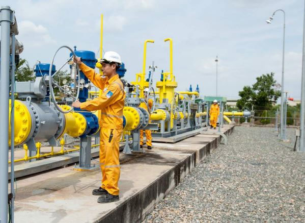 Giá dầu lao dốc, nhân viên dầu khí vẫn
