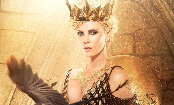 Charlize Theron mặc áo nạm vàng nặng 23kg