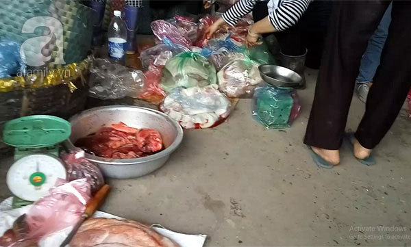 Khu chợ chuyên bán thịt ôi giá 30.000 đồng/kg giữa Hà Nội