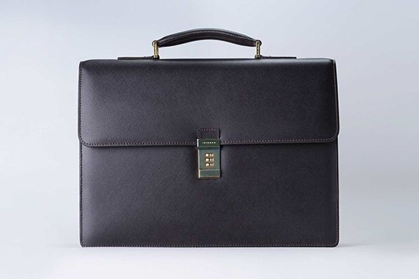 Chi hơn 3 tỷ đồng mua... cặp công vụ