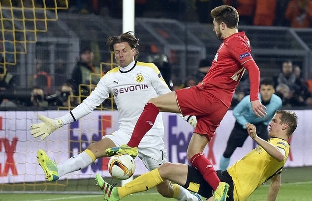 Hat-trick cứu thua trong 30 giây của thủ thành Dortmund