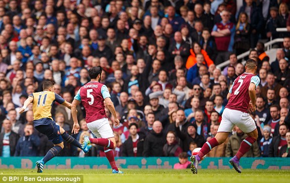 Ozil ghi bàn mở tỷ số cho Arsenal