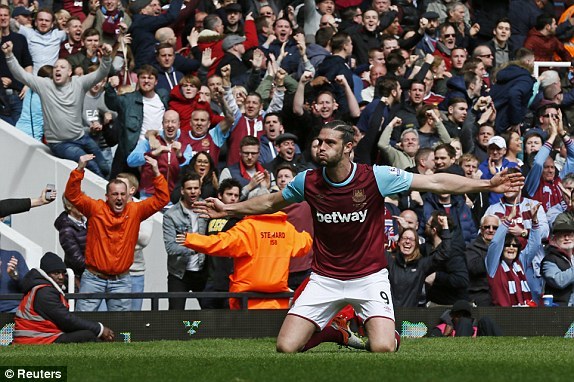 Andy Carol volley ghi bàn gỡ hòa cho West Ham