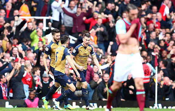 Koscielny ghi bàn tinh tế gỡ hòa 3-3