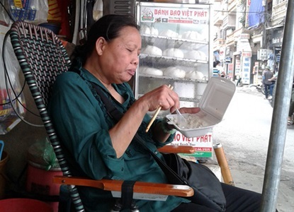 Tận mắt xem bà bán nước, cô bán trái cây điều khiển... giao thông