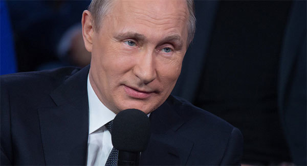 Putin trổ tài làm phiên dịch