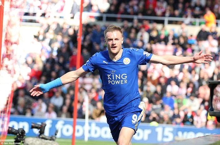 Vardy lập cú đúp, Leicester đã nhìn thấy ngôi vương