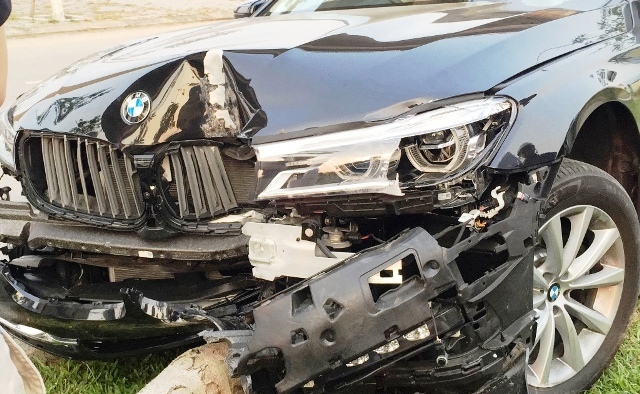 Khách lái thử siêu xe BMW 5 tỉ gây tai nạn nát bét đầu