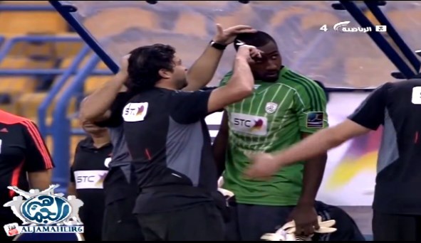 Thủ môn bị cắt tóc khi trận đấu đang diễn ra