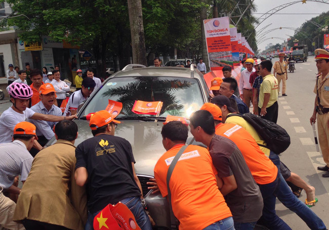 Khiêng xe hơi vì ‘tội’ cản đoàn đua về đích