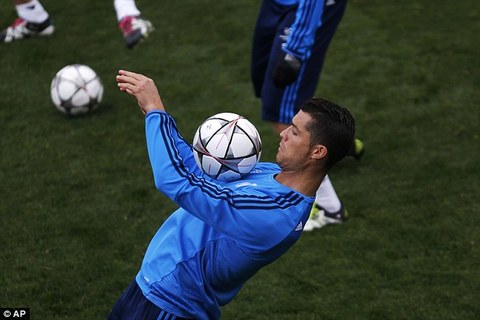Ronaldo nổi hứng, làm xiếc với trái bóng trên sân tập