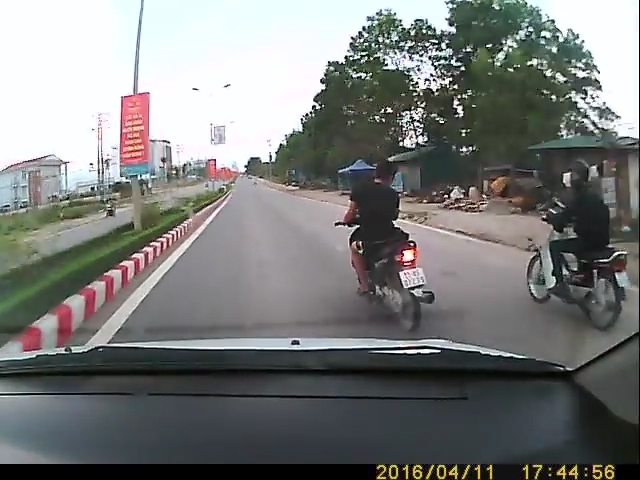 'Dân chơi' tạt đầu đánh võng xe máy trên đường