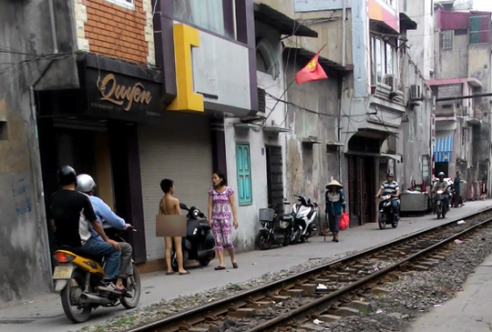Phạt con trần truồng đứng đường vì trộm tiền mua đồ chơi