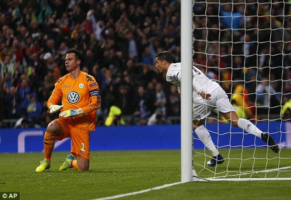 Ronaldo lập cú đúp 17